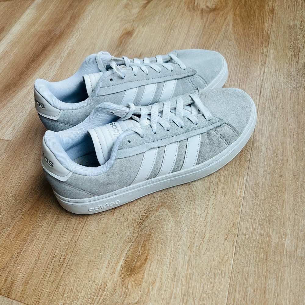 ADIDAS tennis shoe size 9 - Picture 5 of 8